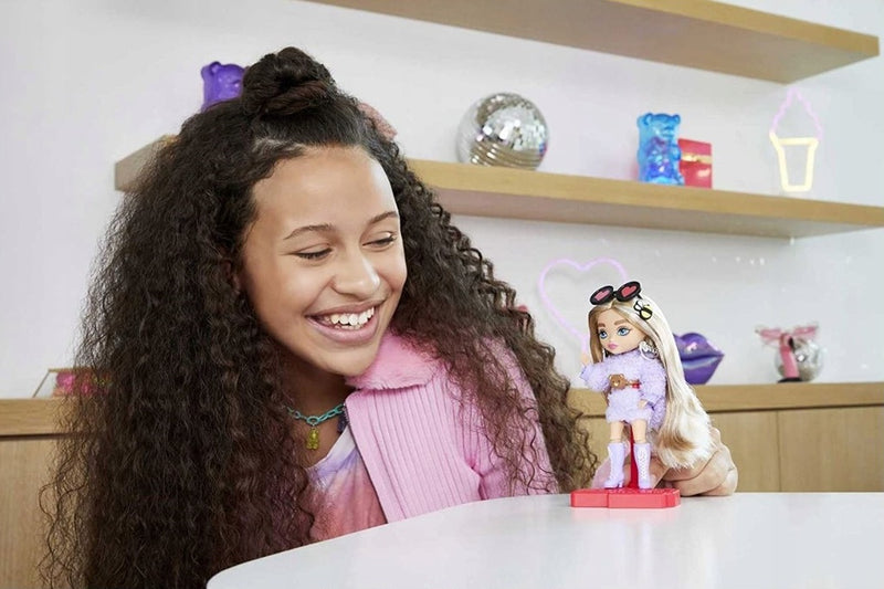 LALKA BARBIE EXTRA MINIS BLONDYNKA W SUK - widok 2 opakowania szczegoly zabawka kolekcja